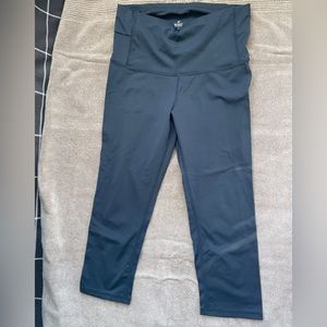 Grey leggings with hidden pocket. Size: M. In perfect condition